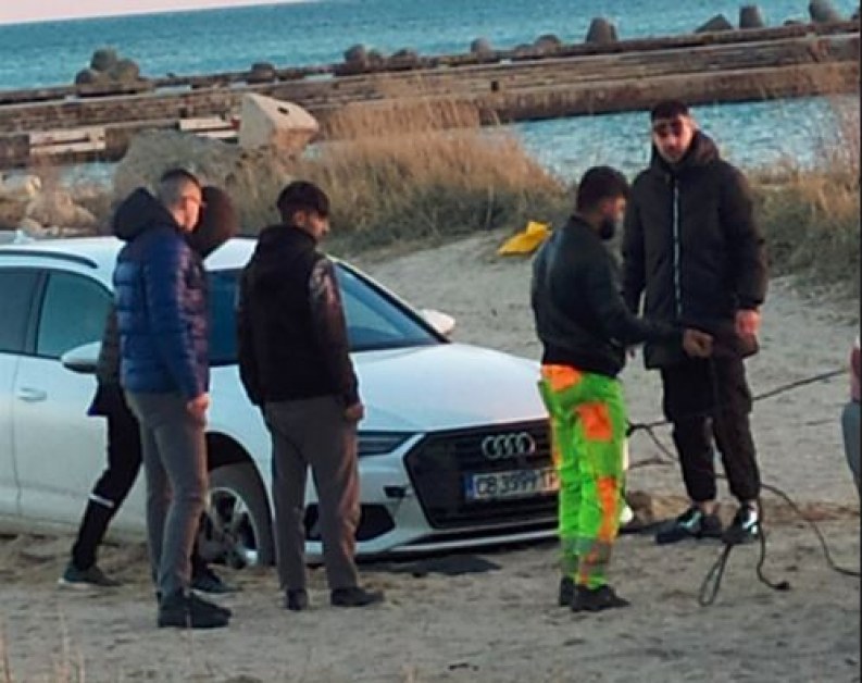 Лек автомобил Ауди заседна на плаж Втора Буна във Варна.