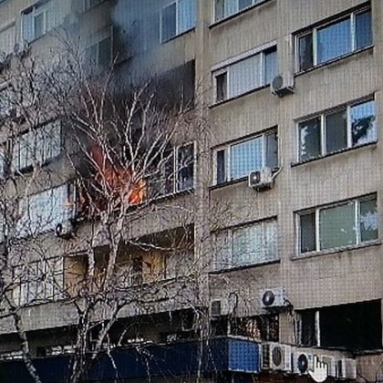 Огнени пламъци се издигат от апартамент в жилищен блок в Стара