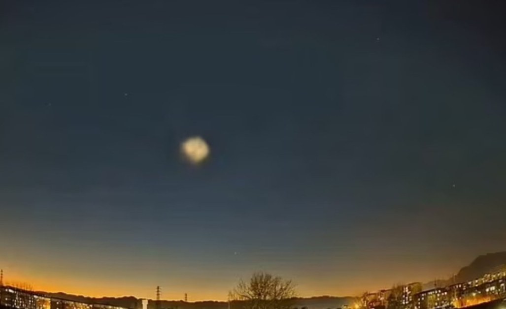 НЛО прелетя над Китай под формата на облак: Може да е замесена компанията на Мъск