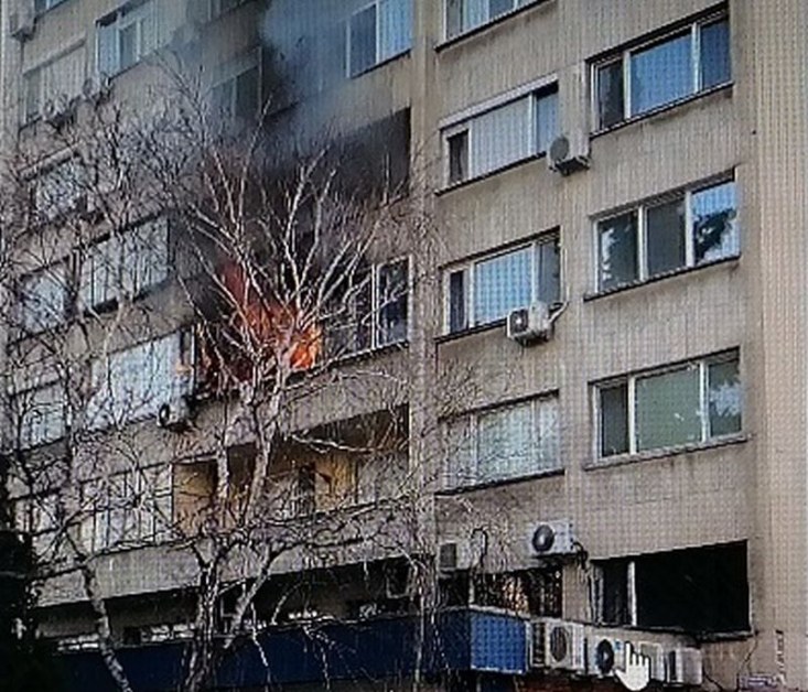 Огнени пламъци се издигат от апартамент в Стара Загора! ВИДЕО