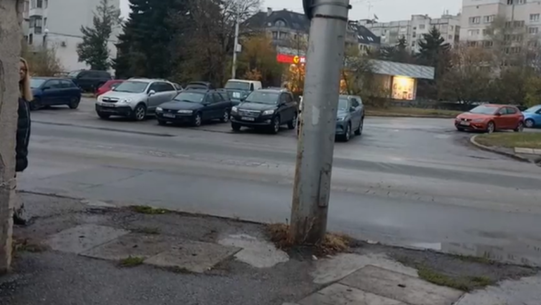 Пълен абсурд! Стълб блокира улица към жилищен блок в София