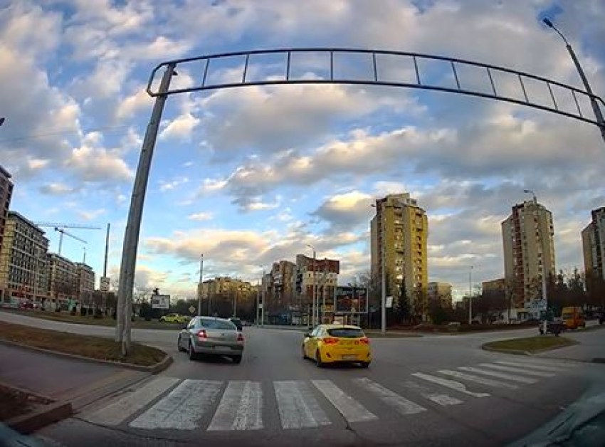 Шофьор влезе в насрещното в Пловдив, а такси засича с неадекватен ляв завой ВИДЕО