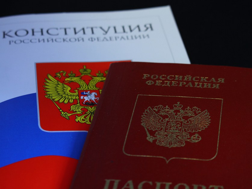 15 мигранти получиха призовки на церемония за връчване на руски паспорти