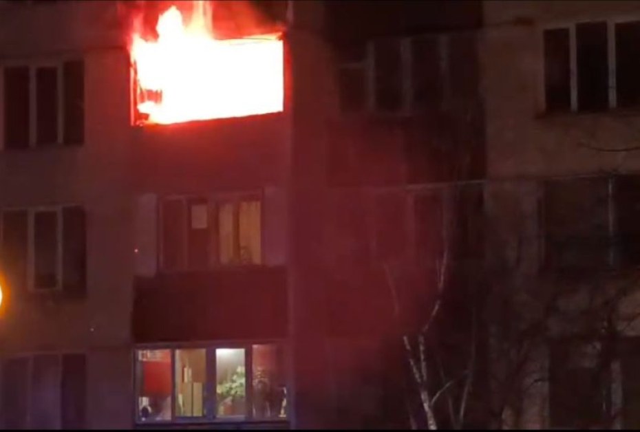 Огнени пламъци в апартамент в София през нощта! Мъж е в тежко състояние ВИДЕО