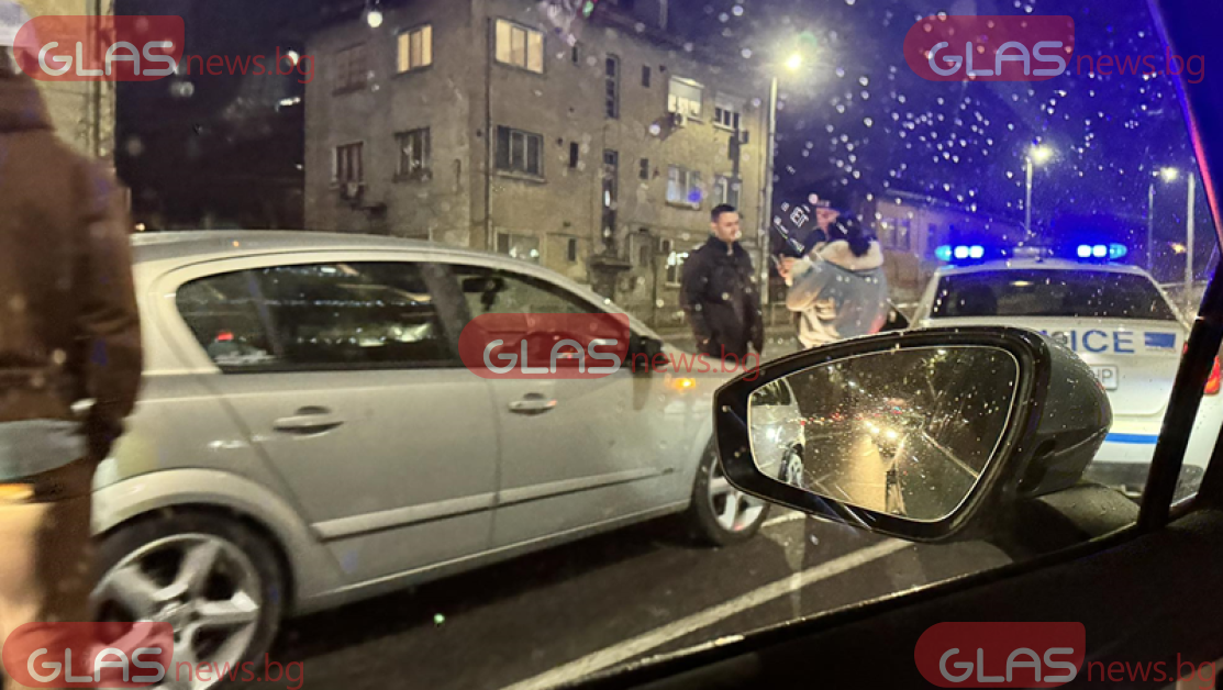 Две коли се блъснаха в Пловдив СНИМКИ