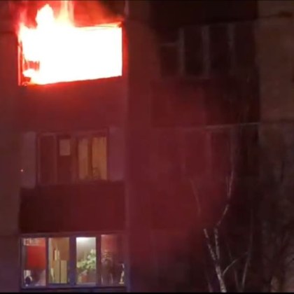 Голям пожар избухна тази нощ в жилищна сграда в столичния квартал