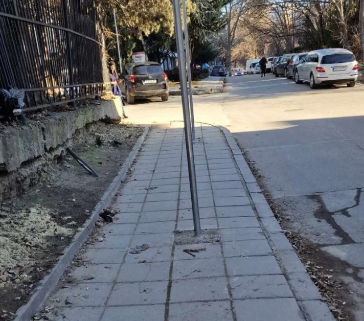 За поставени по средата на тротоар знаци във Варна сигнализира