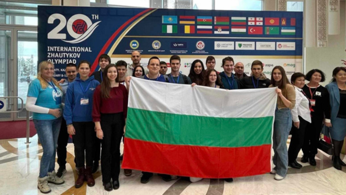 Български ученици спечелиха 33 медала от олимпиада по математика, физика и информатика