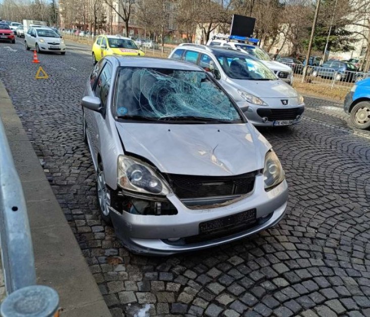 Кола отнесе пешеходец, в болница е