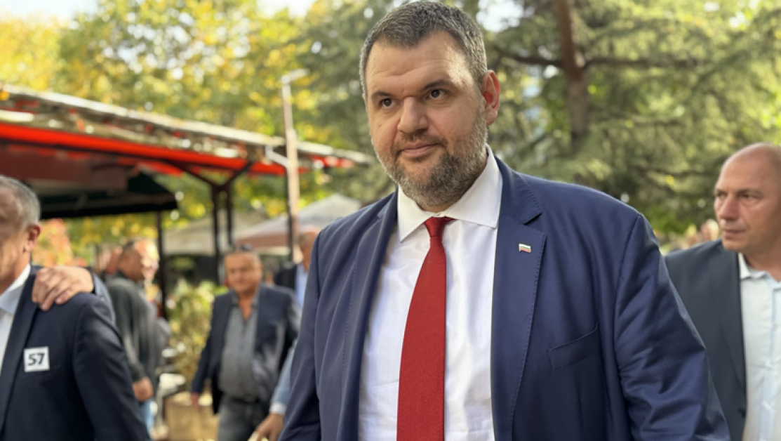 Председателят на парламентарната група на ДПС Делян Пеевски поиска спешни