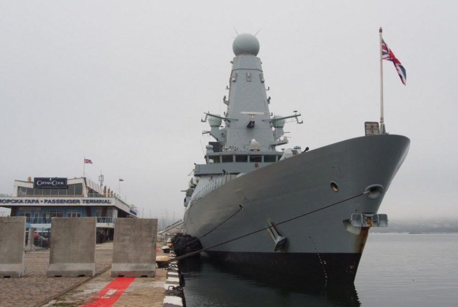 Сблъсък между два военни кораба на британските Кралски военноморски сили