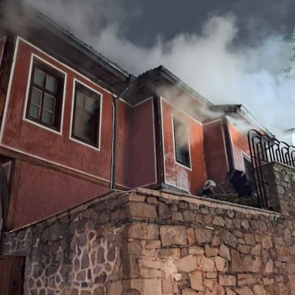 Пожарът избухнал в Пампоровата къща е потушен Пет пожарни автомобила