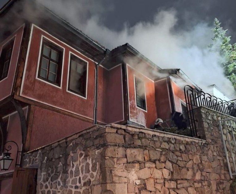 Пет пожарни загасиха огъня в Стария град в Пловдив, кметът е на място  СНИМКИ