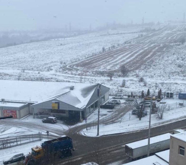 Сняг натрупа в София, вали и в Пловдив