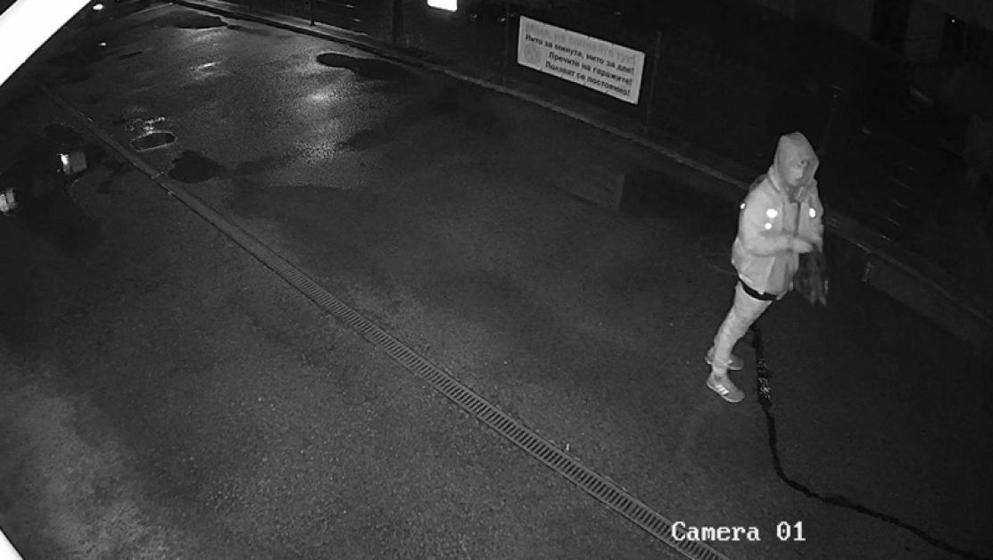 Камери заснеха как мъж краде осветителни тела от кооперация в София ВИДЕО