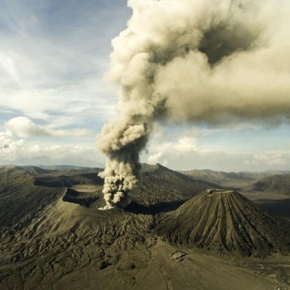 Индонезийският вулкан Мерапи изригна  разпръсквайки облаци газ и лава по склоновете си Магмата