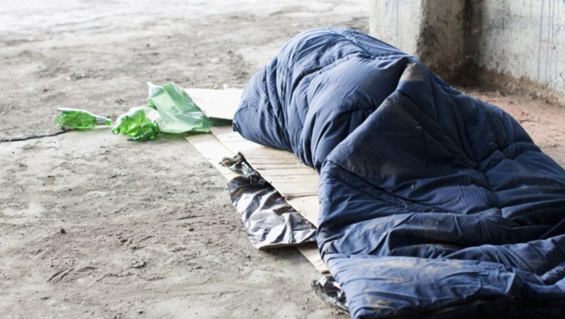 Млад мъж преби жестоко бездомник в Разградско, има опасност за живота му