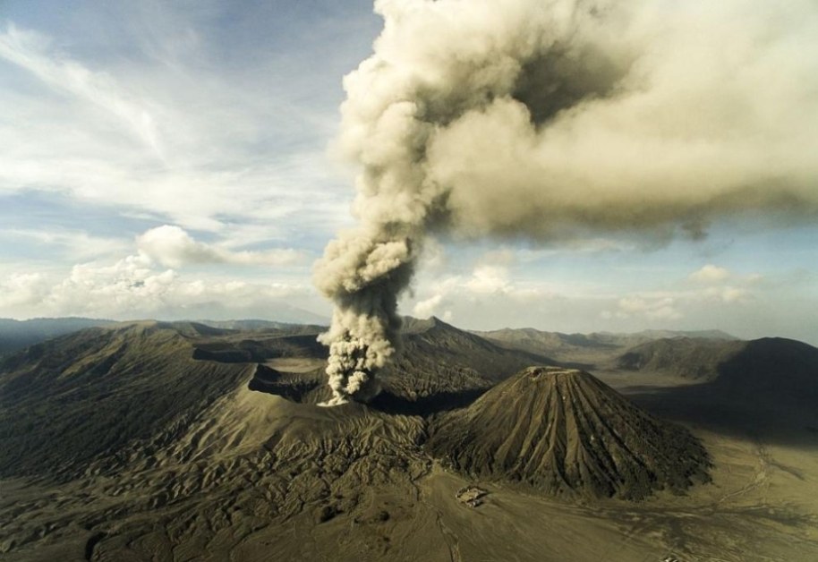 Индонезийският вулкан Мерапи изригна, разпръсквайки облаци газ и лава по склоновете си. Магмата