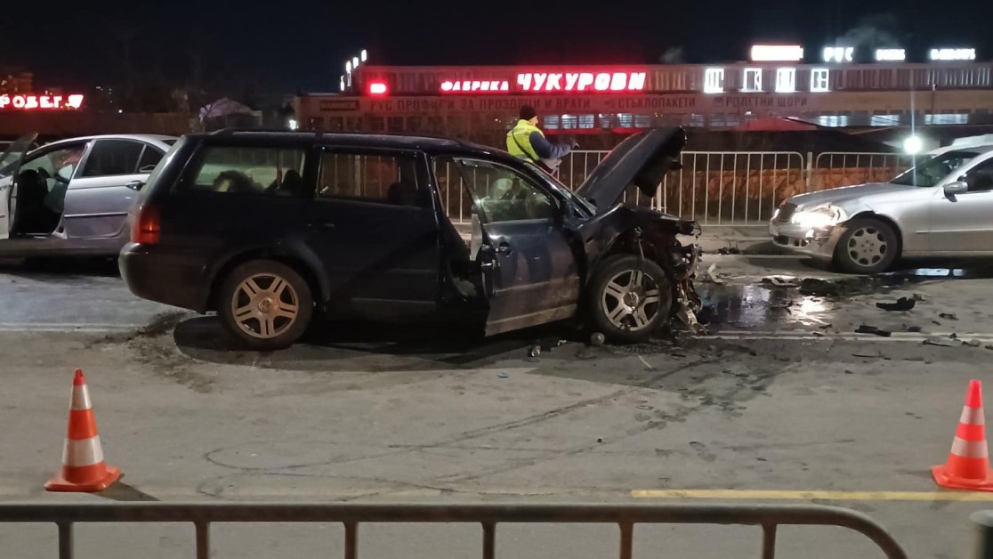 Тежка катастрофа в Стара Загора, има ранени СНИМКИ