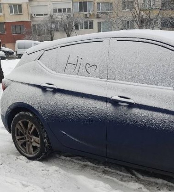 Изрисуваха коли в снежна София, жена се зарадва СНИМКИ