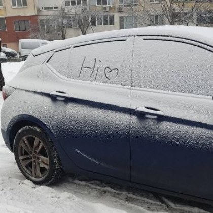 Изрисуваха коли в снежна София, жена се зарадва СНИМКИ