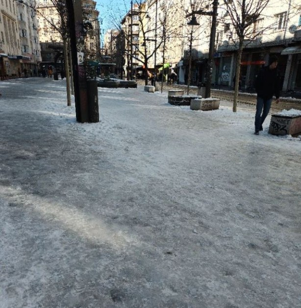 Площад в София се превърна в ледена пързалка. Жители: Падаме като топчета