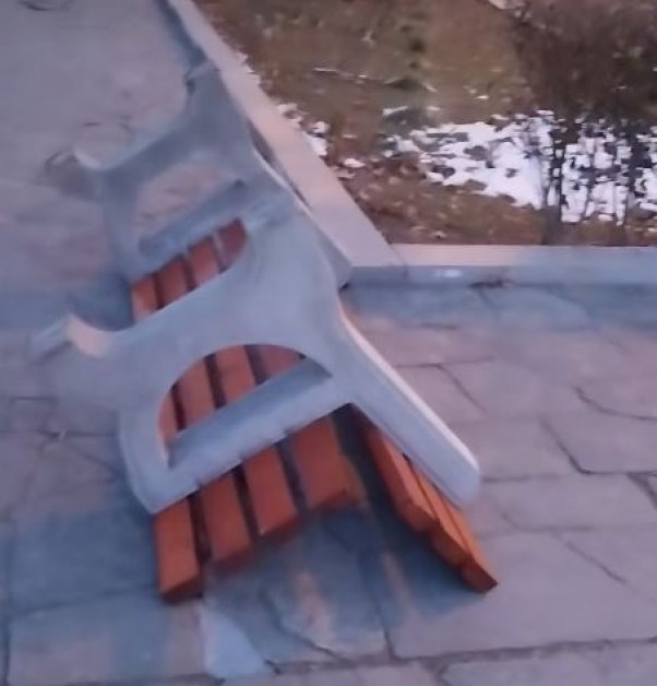Потрошиха пейките в парк в Асеновград. Кой го направи?