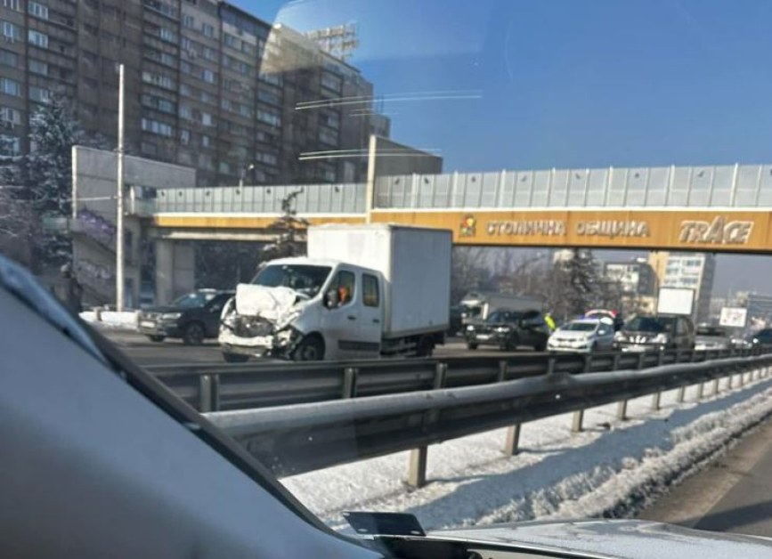Камион и кола се блъснаха в София СНИМКА