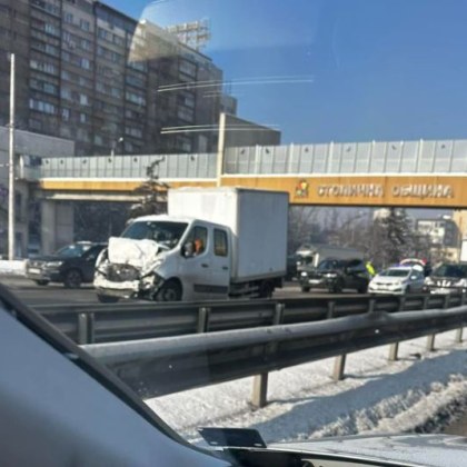 Катастрофа между кола и камион стана в София днес Инцидентът