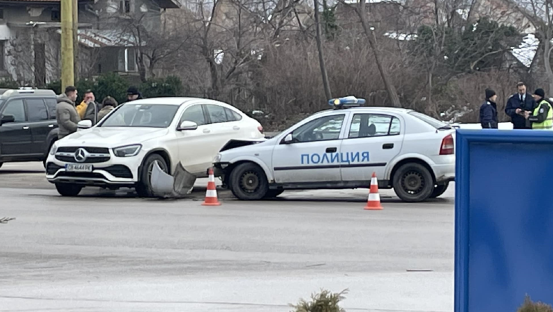 Катастрофа между кола на полицията и личен автомобил в Габрово.