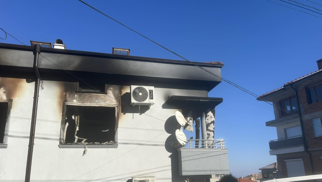 Пожар в жилищна сграда в Асеновград, дете се покатери на покрива СНИМКИ