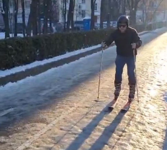 Скиор се пързаля по софийските улици ВИДЕО