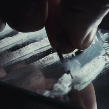 Продажбата и употребата на кокаин и други наркотици не трябва