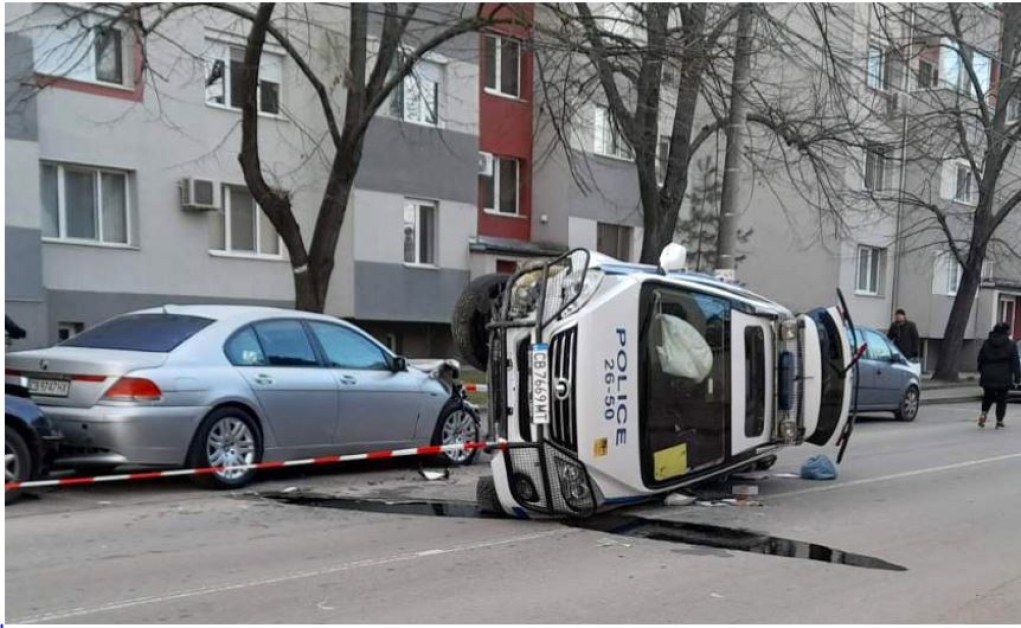 Патрулка се е обърнала след удар с кола в Свиленград.