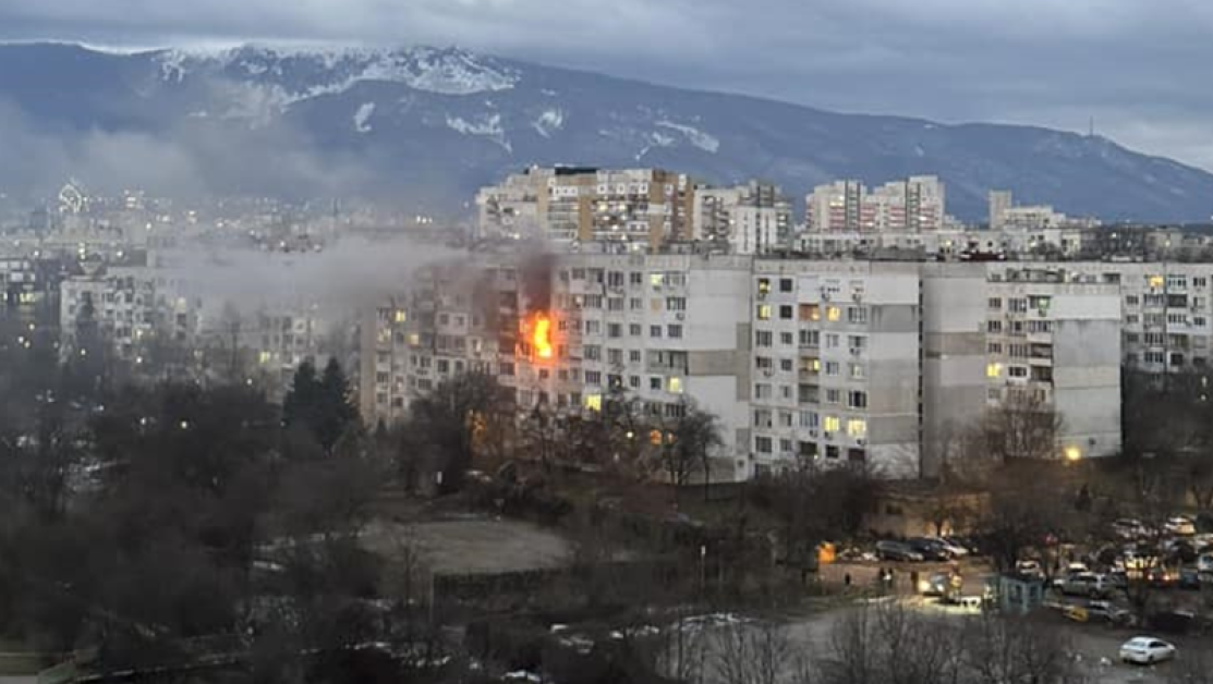 Пожар избухна в апартамент в София ВИДЕО