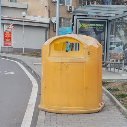 Контейнер за боклук е блокирал тротоар в Стара Загора
