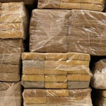 Петдесет пакета с кокаин са били открити в офиса на