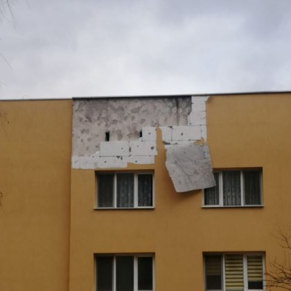 Изолацията на детска градина в София се откърти Силният вятър