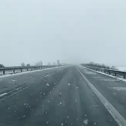 Сняг вали в този момент на автомагистрала Тракия Пътната настилка