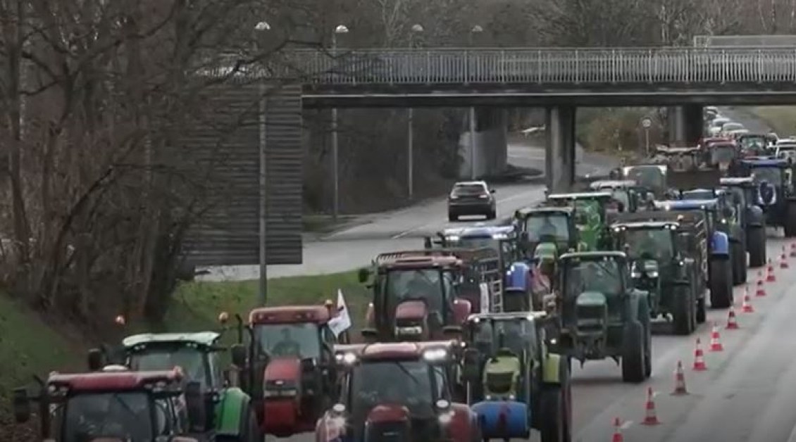 Протестиращи фермери във Франция блокират ключови магистрали и причиняват километрични