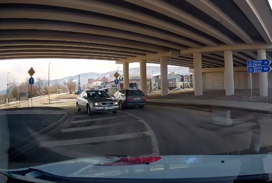 Пореден шофьор обърка посоката в кръгово ВИДЕО