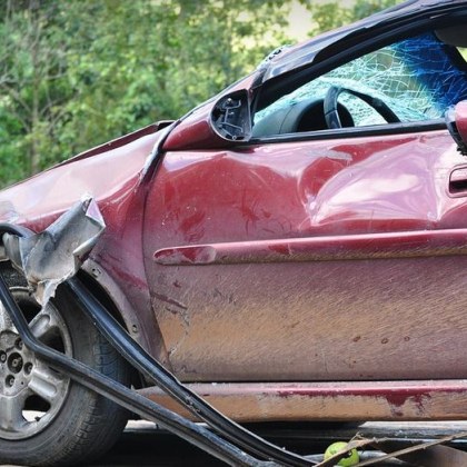 29 годишна жена извърши три катастрофи наведнъж и потроши четири коли
