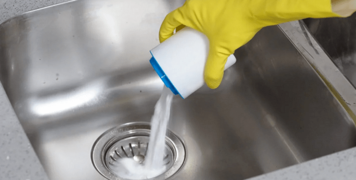 Защо опитни домакини изсипват сол в мивката: прост трик