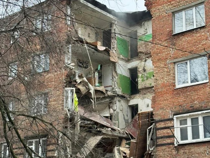 Жилищна сграда се срути в Русия: моментът беше уловен на зрелищно ВИДЕО