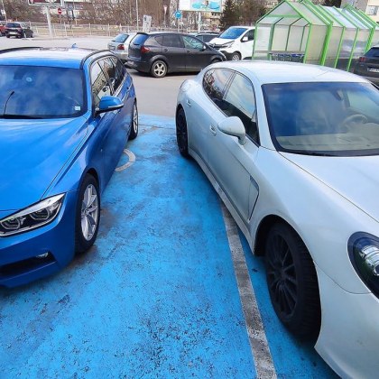 Паркирането на две лъскави коли на места обозначени за инвалиди
