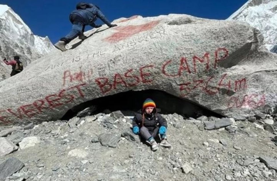 Нов рекорд! Дете на 2 години се изкачи до базовия лагер на Еверест