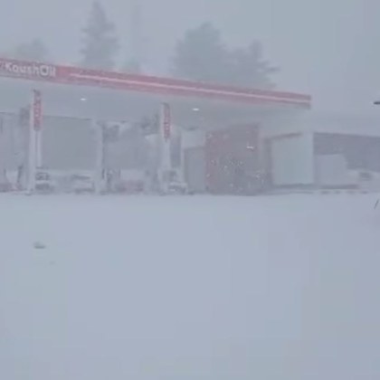 Сняг вали в момента на българо турската граница Побелял е районът