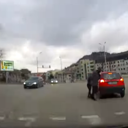 Автомобилен видеорегистратор засне пешеходци в нарушение в Габрово Кадрите от видеорегистратора