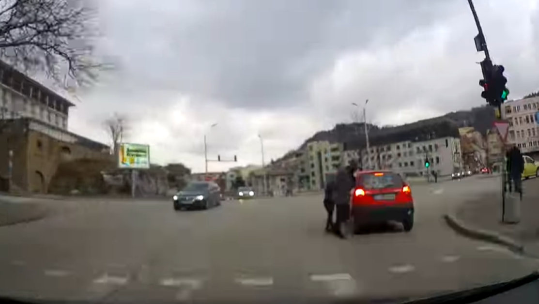 Автомобилен видеорегистратор засне пешеходци в нарушение в Габрово.Кадрите от видеорегистратора