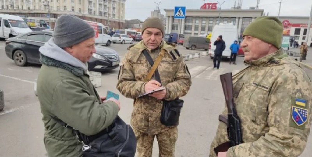 Блокират без предупреждение банковите карти на бягащите от мобилизация
